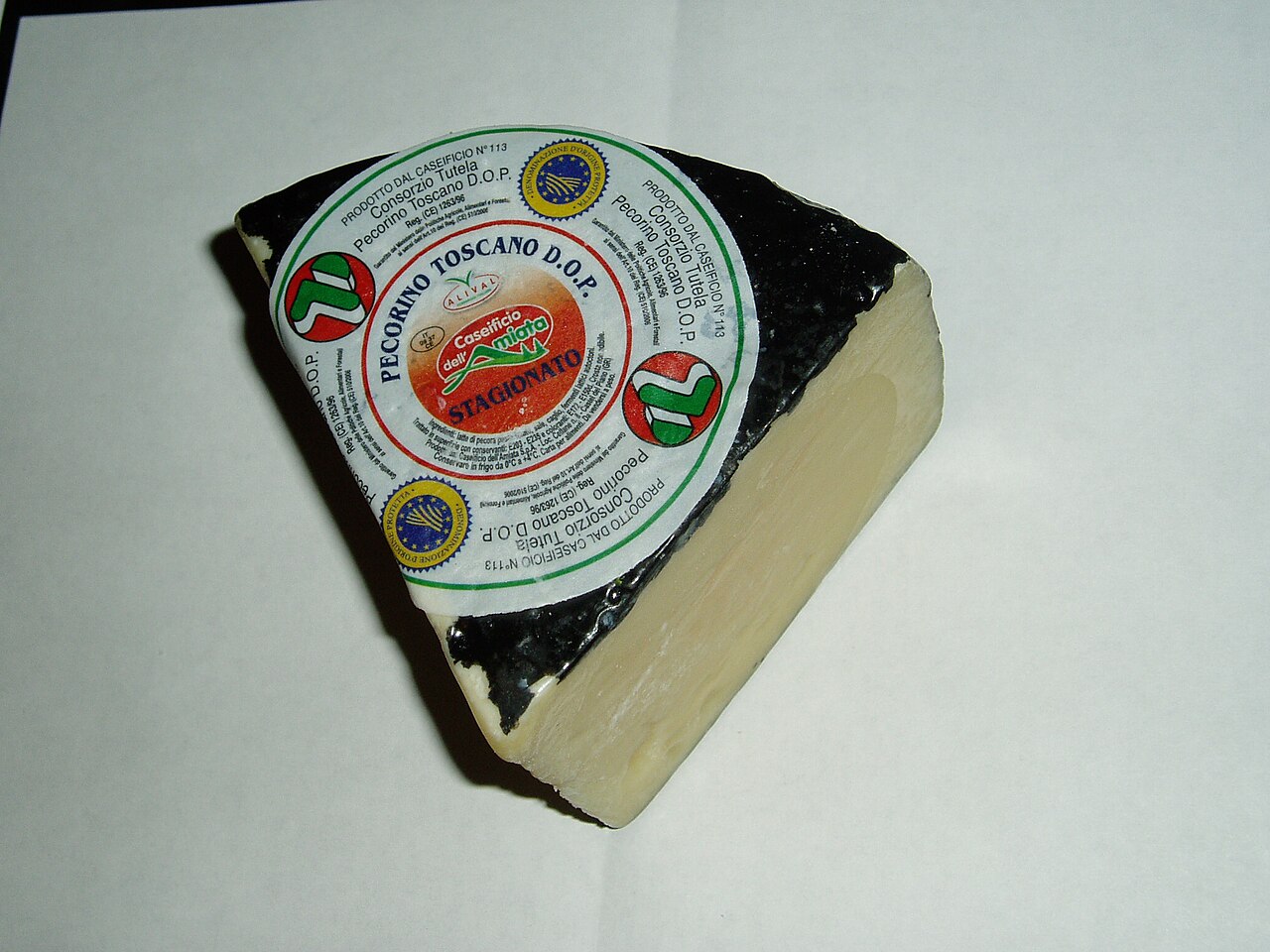 Spicchio di Pecorino Toscano DOP stagionato con la marchiatura del consorzio